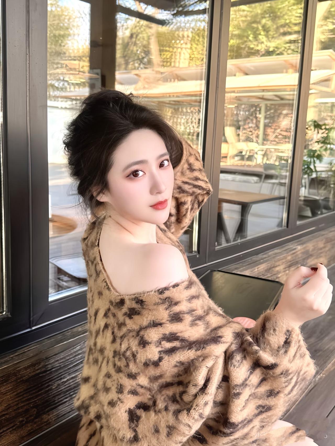 美图欣赏，看图写诗，情感解读《秋阳漫影》七言绝句：晴光穿林漏浅金，柔