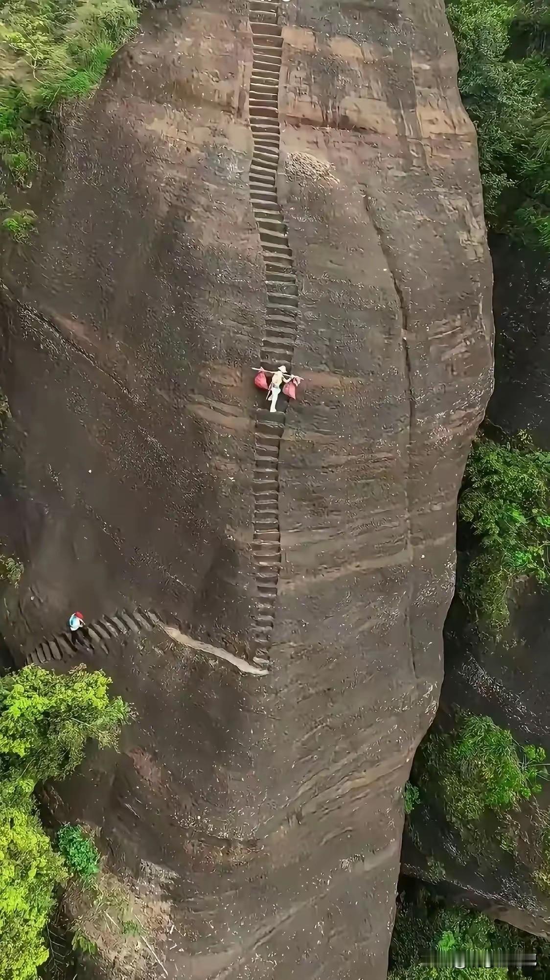 你的胆量，敢不敢挑战爬这座山？