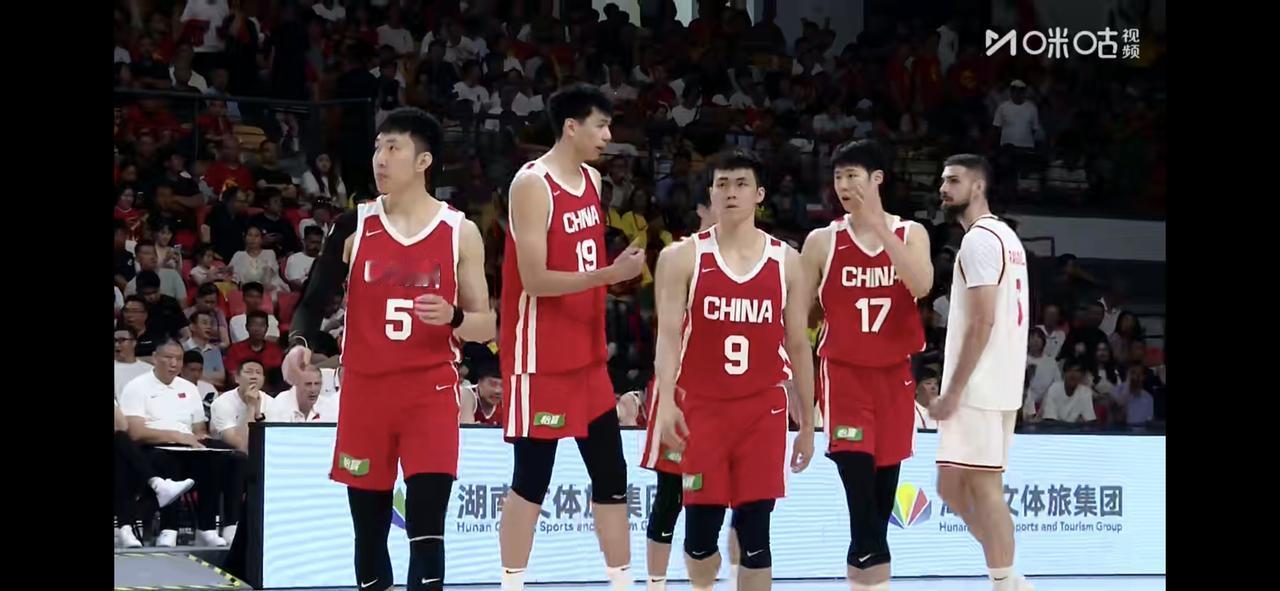 中国男篮两场热身赛一胜一负就可以了本来就是一次练兵选人的行为，谁打的好，那就