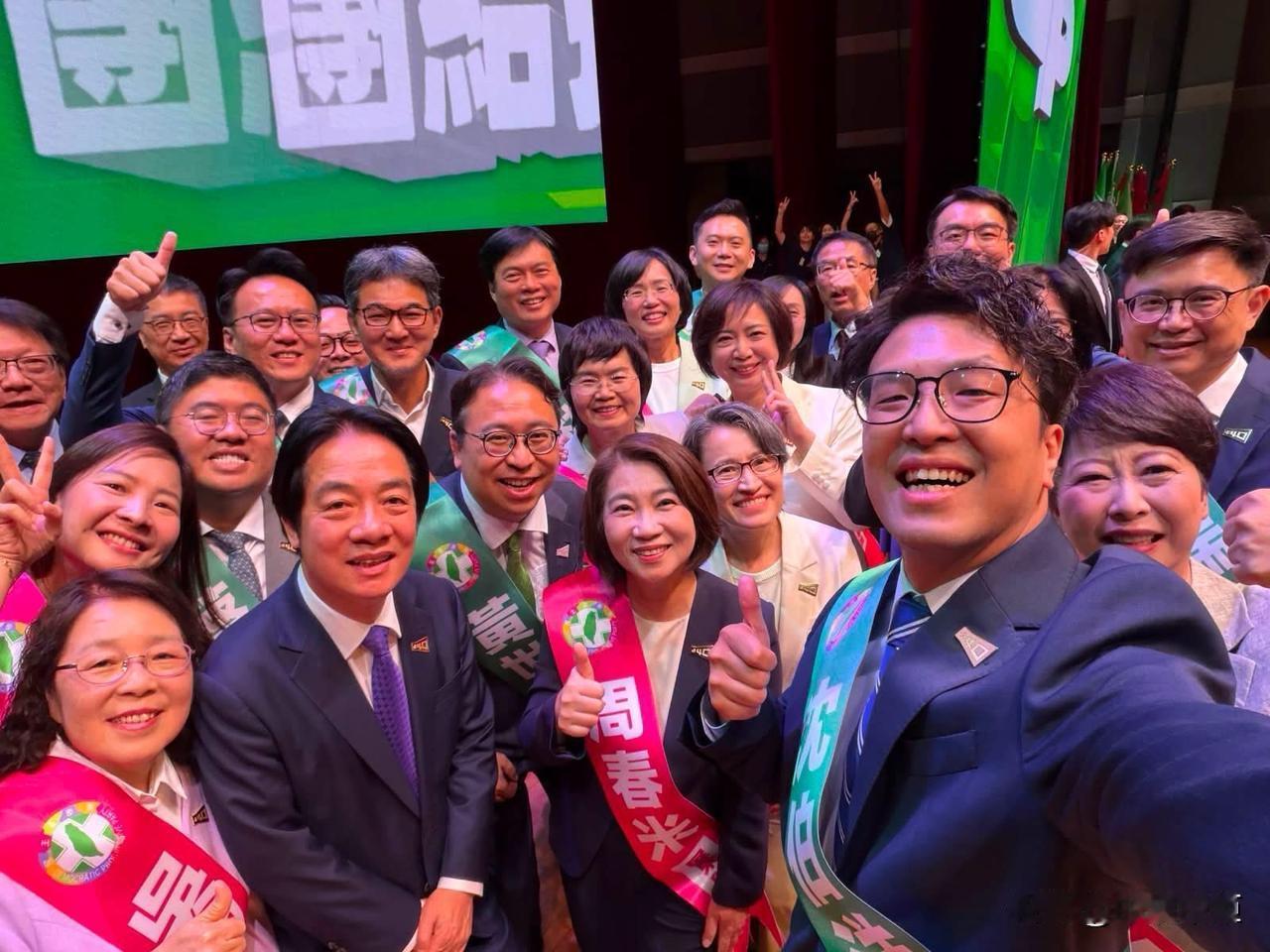 民进党立委沈伯洋今（19日）在社媒发文称，今天全代会授旗结束大家说要自拍，问谁有