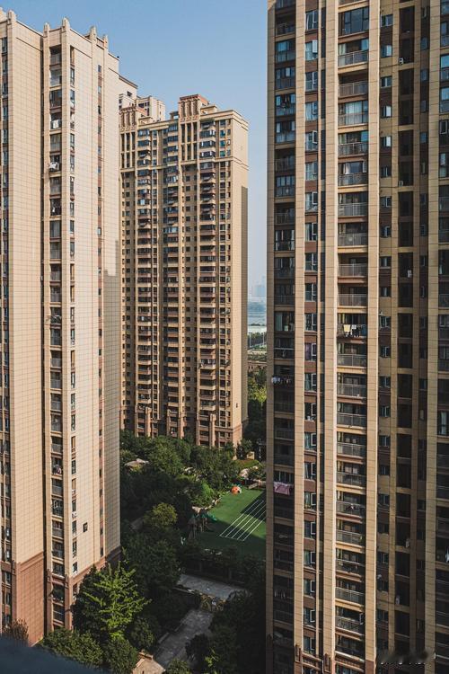 现在两三百万买的高层房子，20年后，可能白送都人要。三个关键信号：一、北京三