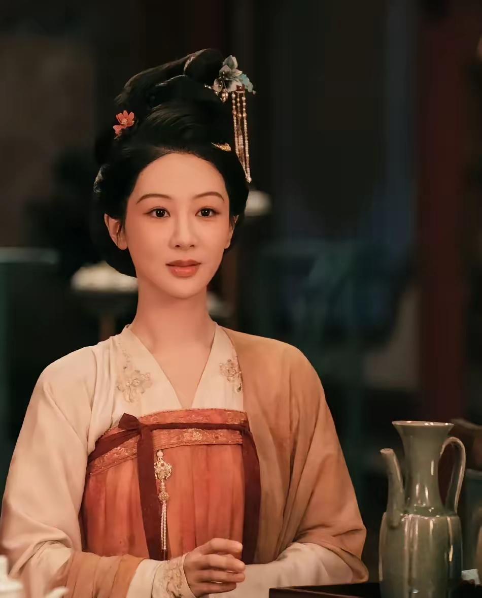 杨紫、李现的《锦绣芳华》开播了，结果有点出乎预料，比起第一部的《国色芳华》​无论