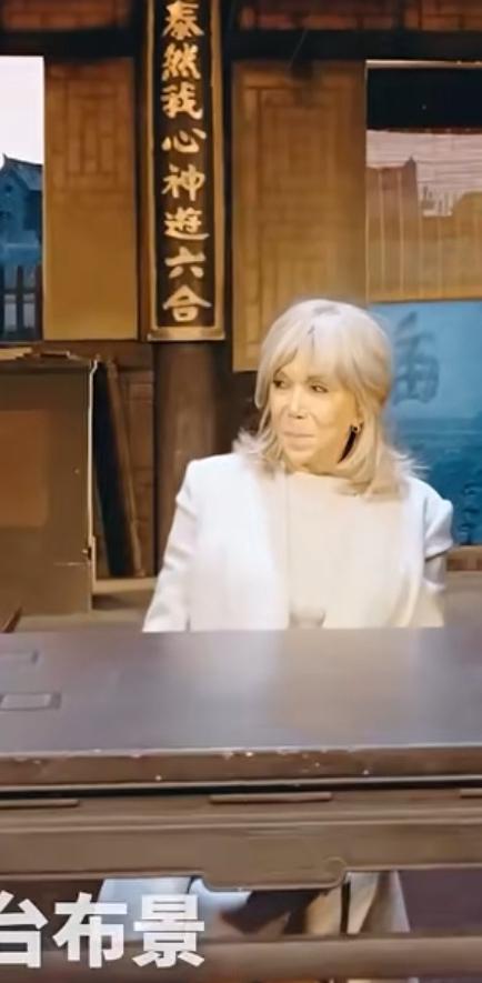 12月4日，布里吉特去看话剧，冯老师现身现场进行陪同。布里吉特认真参观这里的