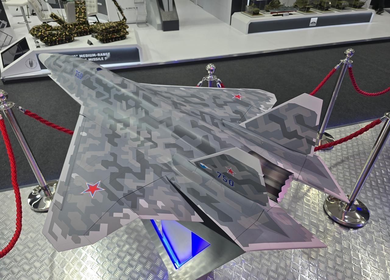 2025年迪拜航展展出的是基于苏-75轻型战术飞机(ЛТС）的无人版本。这