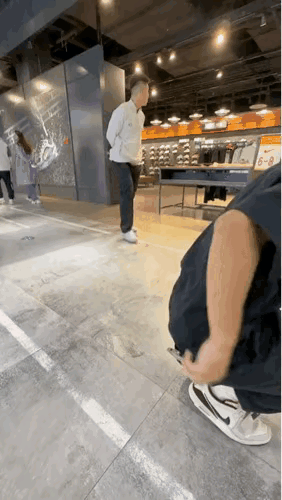 站起来的一瞬间，被自己给蠢哭了。