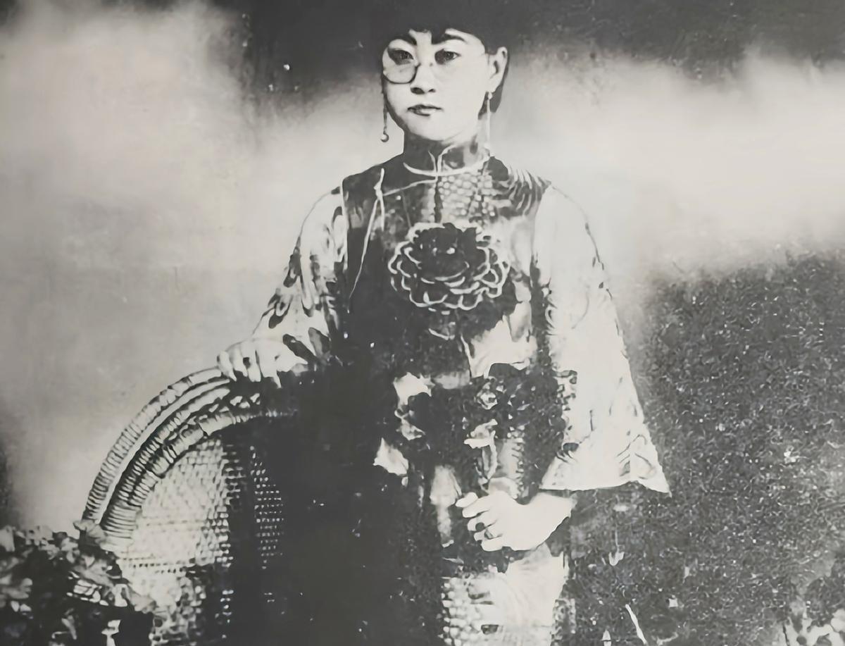 1923年秋天，张作霖来到天宝班，领班小李妈为了讨好他，安排了一批姑娘。张作霖本