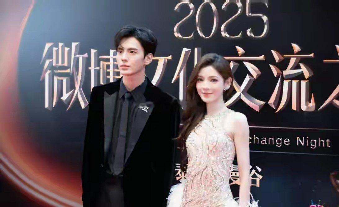 毕雯珺和张予曦携手亮相红毯。这两位，真的是堪称“建模脸”了，一个1.87米，一个