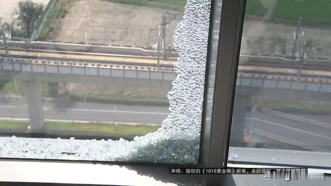 浙江嘉兴，男子家住20楼，客厅的玻璃窗突然破碎，直接砸中楼下停车场的五辆车，其中