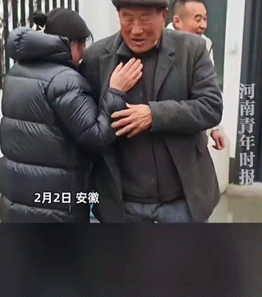 破防了！安徽，女子父亲不久前去世，过年没地方去，就被大伯叫到家里来过年，结果见到