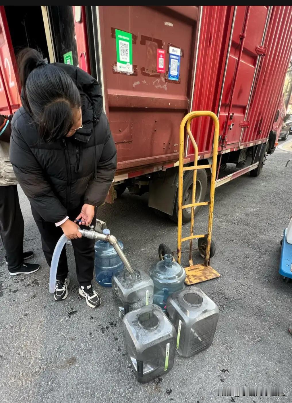 青岛街头惊现神秘送水车队！每周三次定时现身市北区润府，18.9L深山活泉仅售4元