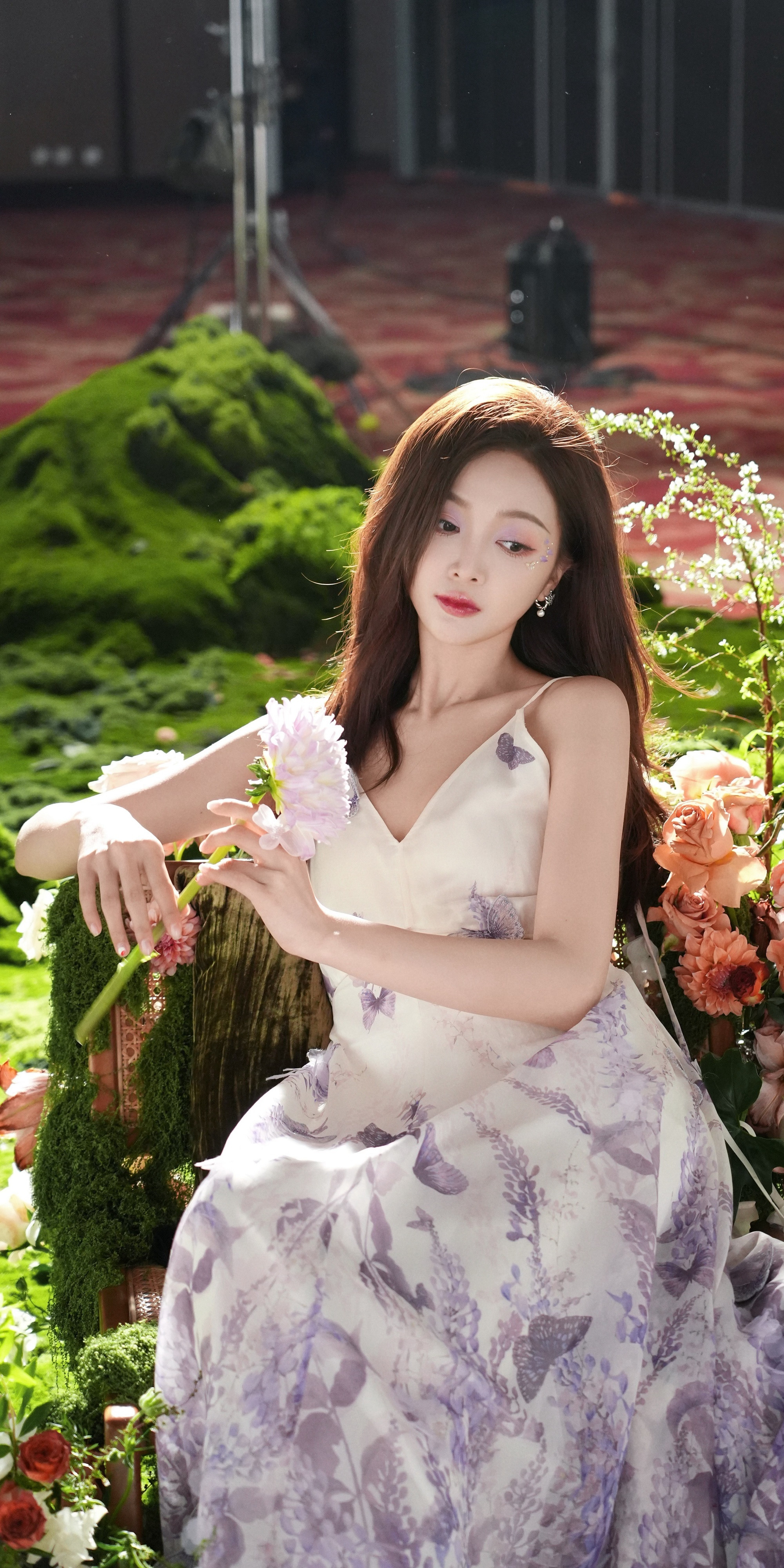 吴宣仪心动壁纸：紫蝶逐花的少女气息。吴宣仪