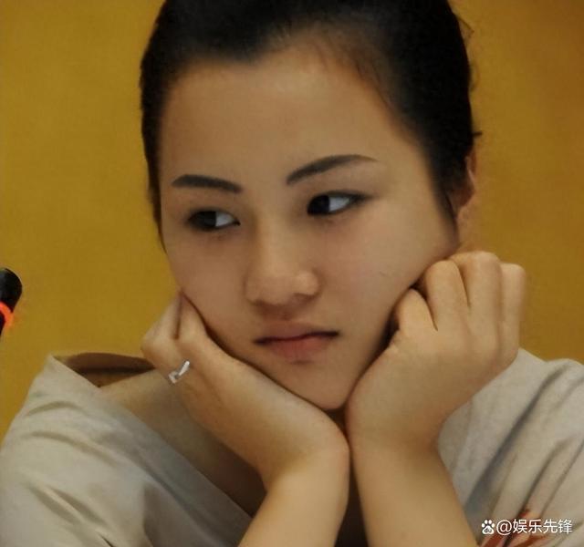 19岁嫁大33岁干爹未婚先孕，离婚后靠隆胸逆袭？黄梓琪的争议人生背后，是娱乐圈女