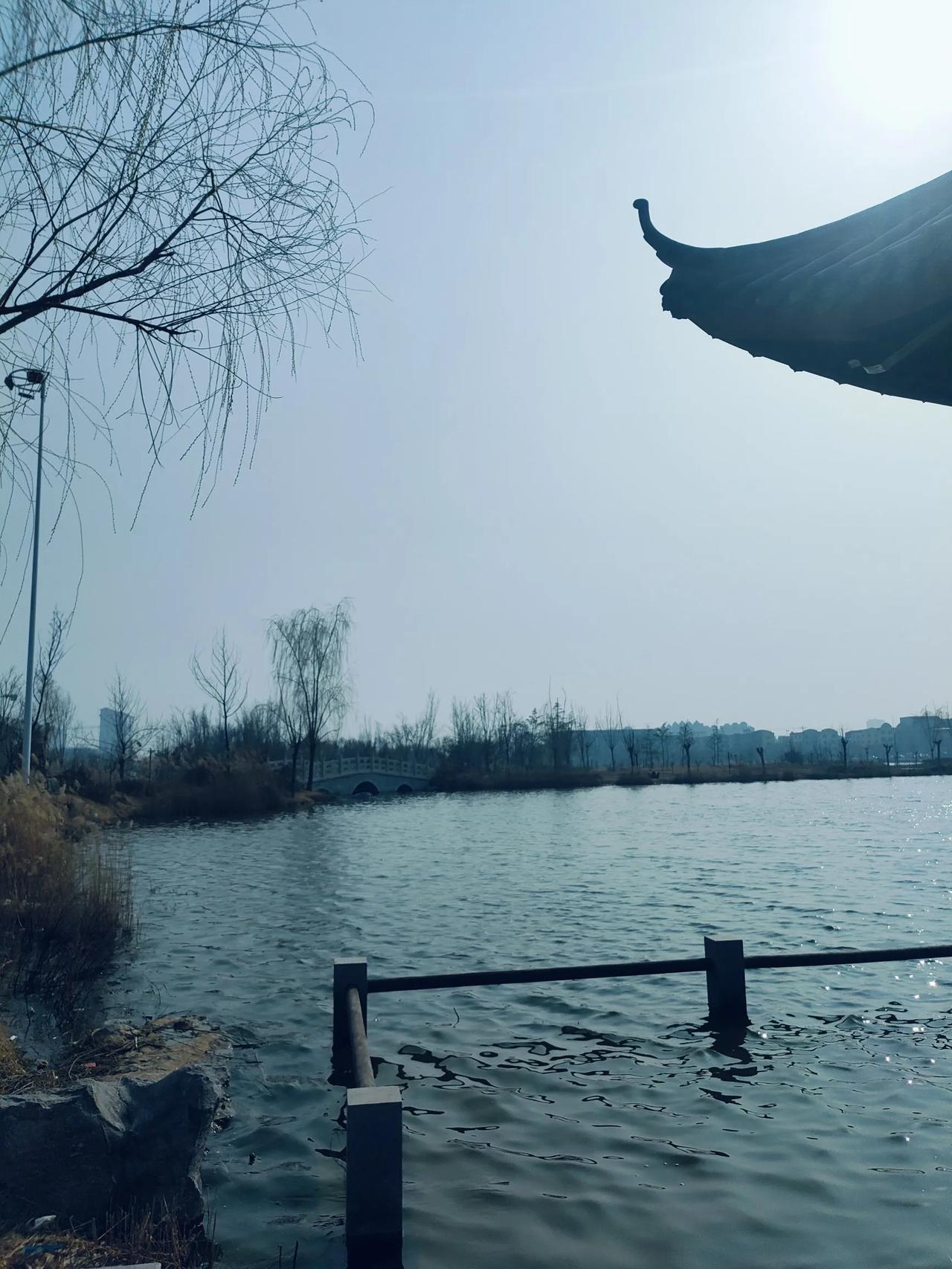 规范办学，查查我闺女的学校吧，不按课程表上课！今天放学，我闺女气鼓鼓的。我问