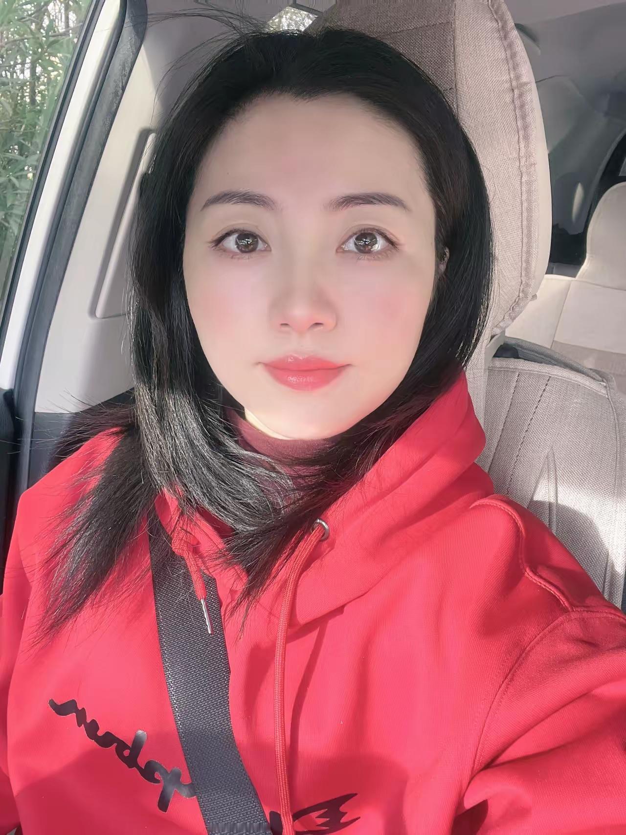 跑滴滴，看似简单，实则是为生活拼尽全力的坚持。就像31岁的长沙女司机梦梦，16岁