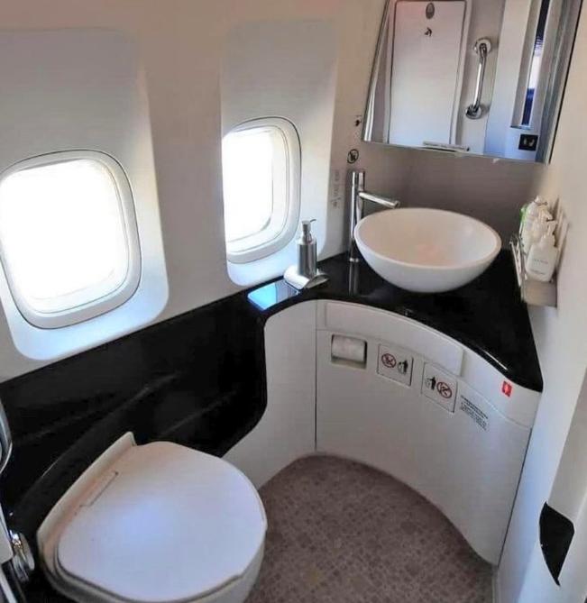 有一名乘坐英国航空公司波音747头等舱的女乘客对头等舱洗手间提出了质疑：洗手