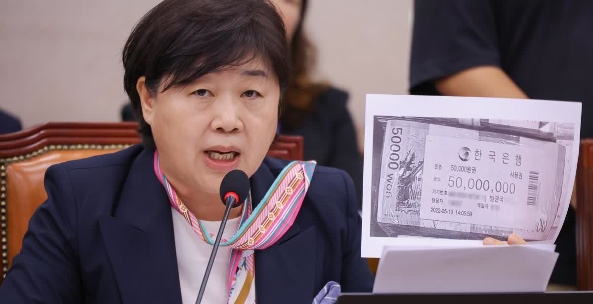 10月3日韩国共同民主党议员徐英教宣布，已向法院起诉国民力量党院内代表宋彦锡、院