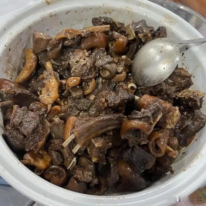 青菜是长寿秘诀，而狗肉是缩短寿命的罪魁祸首。从营养平衡和代谢负担来看，青菜更