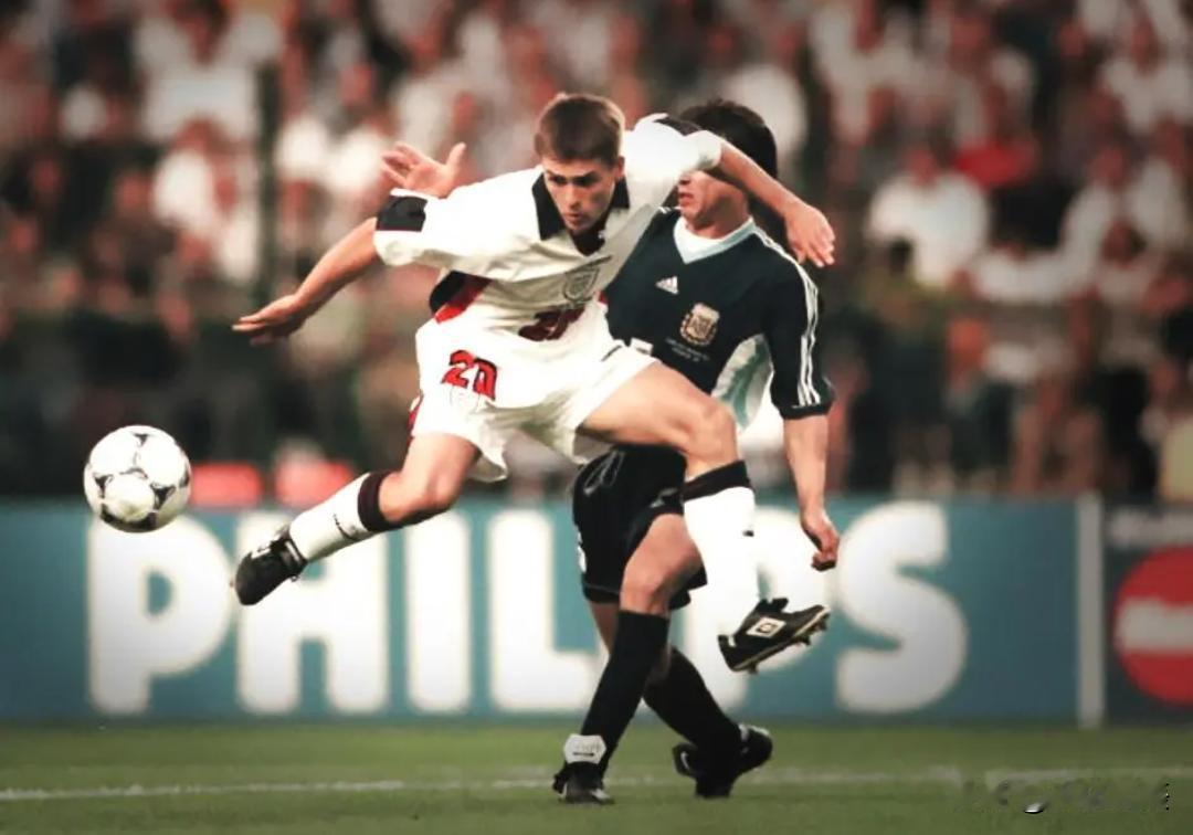 老照片：欧文鏖战98世界杯英格兰金童欧文，原本是作为师哥福勒的替代品被选入国