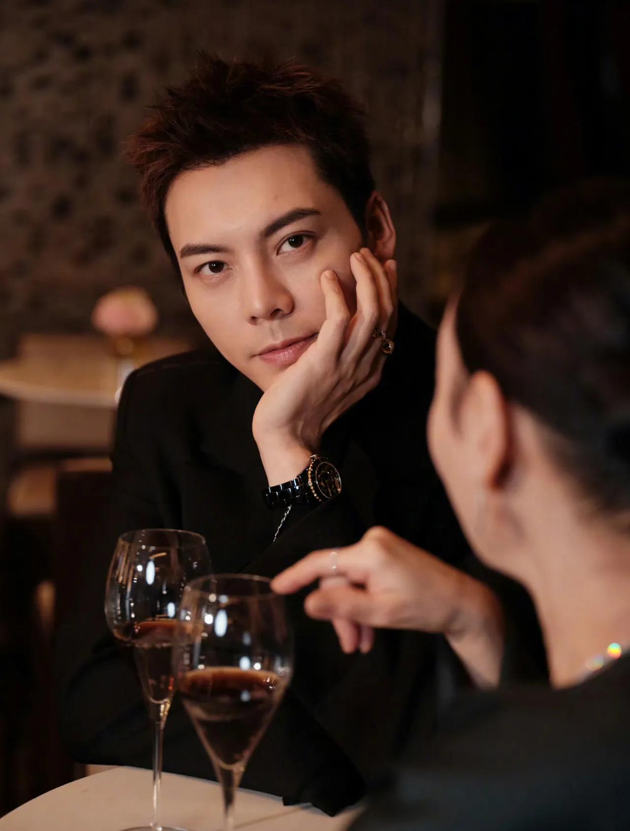 陈伟霆icon说：好后悔，我应该早一点生孩子的！陈伟霆说，小时候他爸爸走