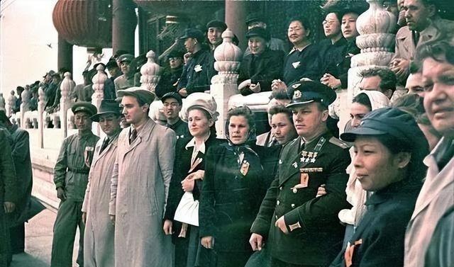 1953年，苏联赠送的相关资料总计达12842套（册）。1953年5月，中苏又签
