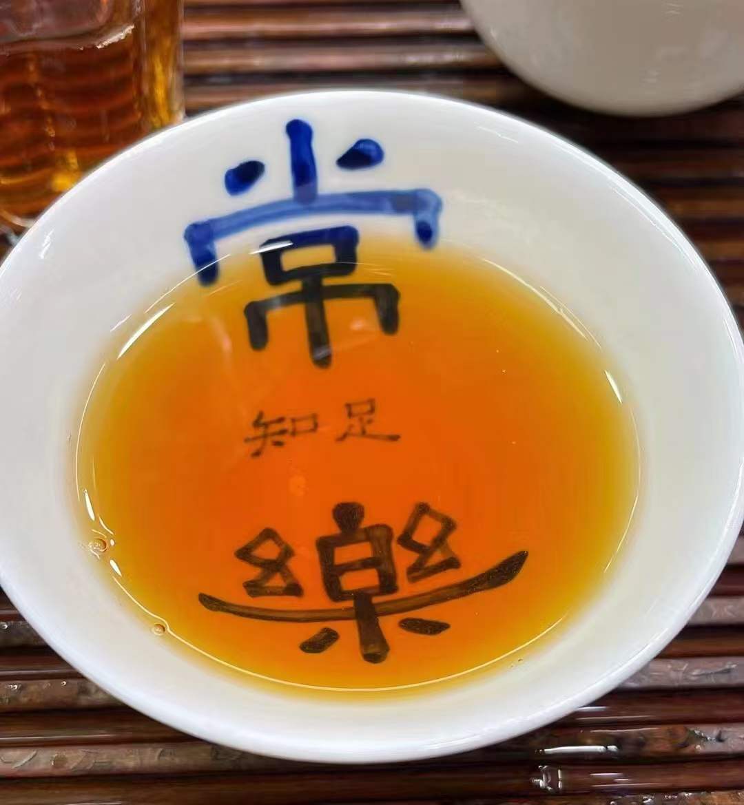青瓷浮雪，茶烟篆刻着时间的圆弧。第一泡洗去浮名，三巡后照见本心。茶凉了，反而喝出