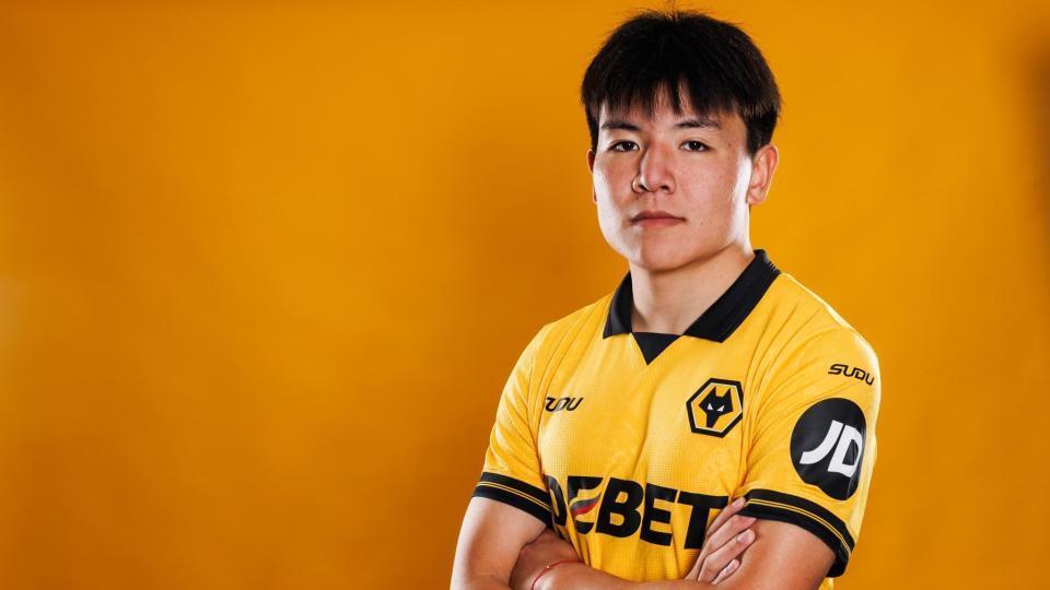 U23国足队长外租英甲！英超狼队抉择引争议，实力碾压中超