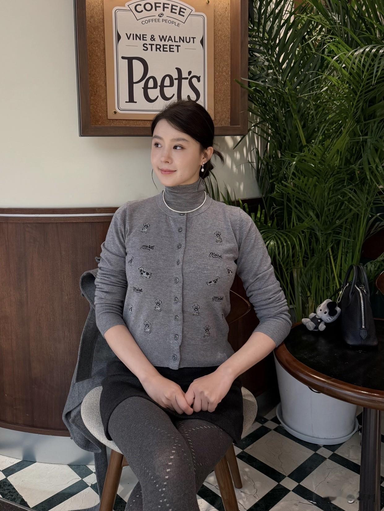 什么样的穿搭可以让人显得很有气质灰色系穿搭的气质心理学显示，中灰色能让陌生人对你