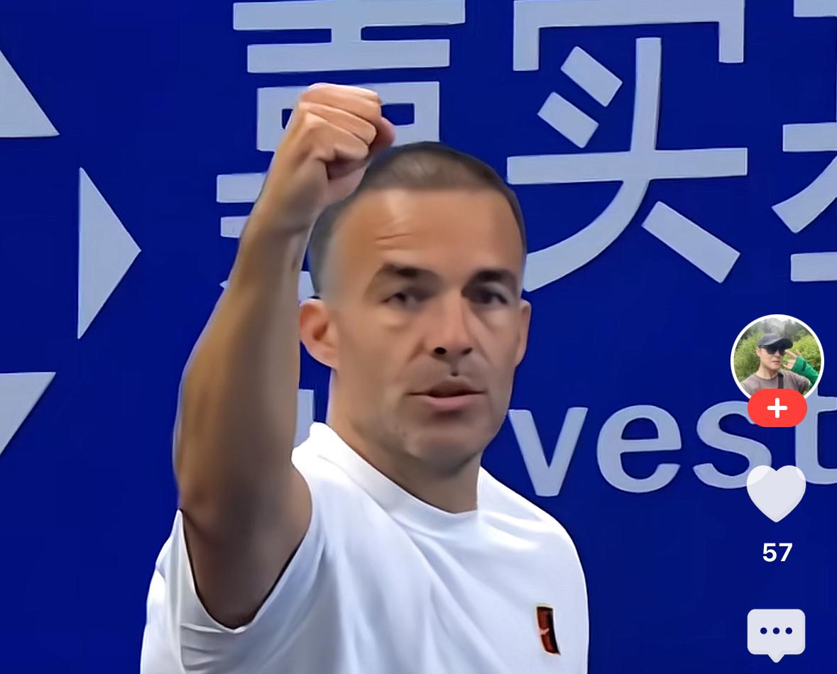 有一人比钦文夺冠更开心，那就是里巴。 这次中网，我发现里巴不再“闷骚”，每当