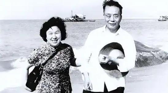 原配正怀着孕，艾青把她甩了，1939年娶了学生韦嫈，韦嫈给他生了4个孩子，过了1