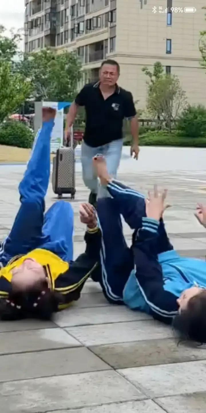 五一假期，双胞胎女儿刚回家，爸爸给爷爷悄悄打了五千块养老钱，被丈母娘当场拍桌子骂