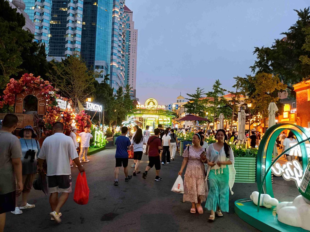 为期30天的青岛啤酒节从7月17日的大雨中开始，历经二十多天已经接近尾声了，但青