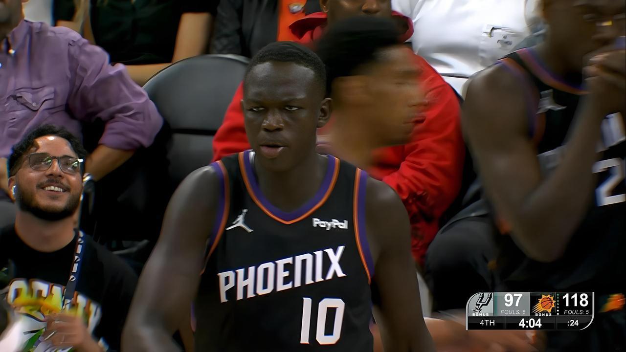 杨瀚森的非洲南苏丹兄弟马鲁阿奇上场，太阳主场的看台上响起掌声，可见球迷对他的期望