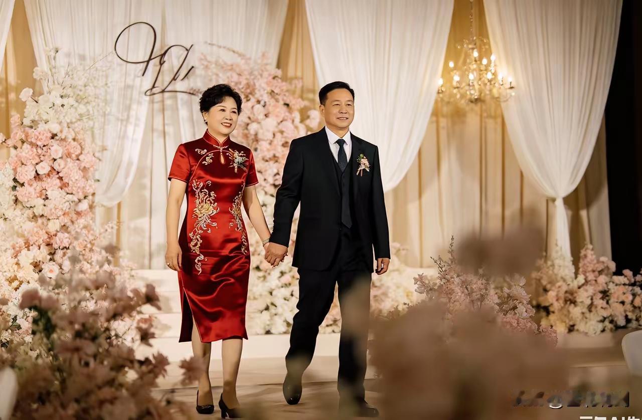 一战友，跟妻子离婚后又找了一个，大孩子是第一个媳妇生的。大孩子结婚的时候，第二个