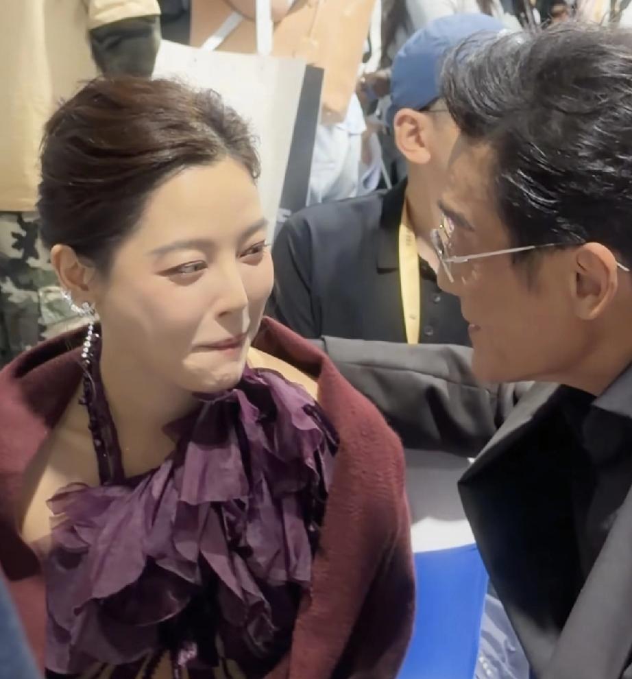 不出意外的话，辛芷蕾和梁家辉要传出绯闻了。梁家辉和辛芷蕾后台候场的时候，把手