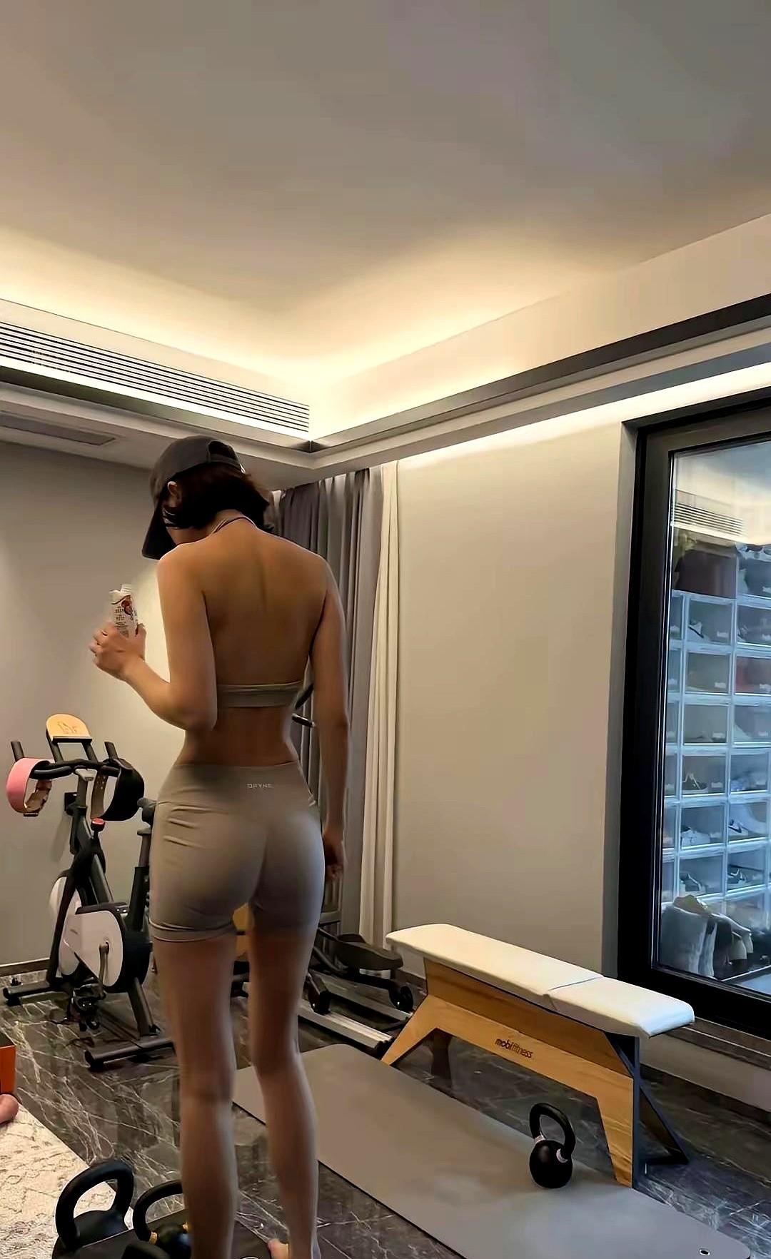 “穿那么紧，不怕勒得慌？”——健身房里，总有人对着那条“第二层皮”小声嘀咕。