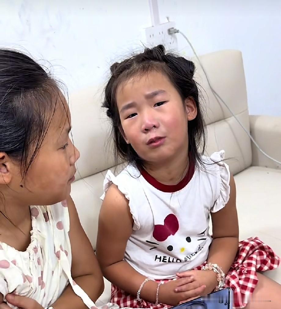 小故事。半熟家的两个小姑娘晚上拿着手机给她妈妈打视频电话，小依依