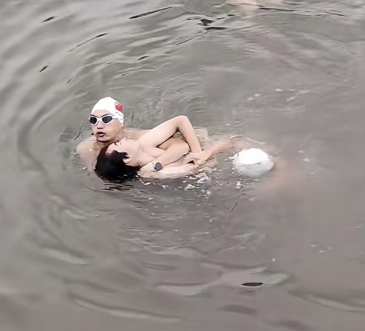 太惊险了！西一名15岁少年江中溺水，沉入水下长达4分多钟，被正在游泳的几个人发现