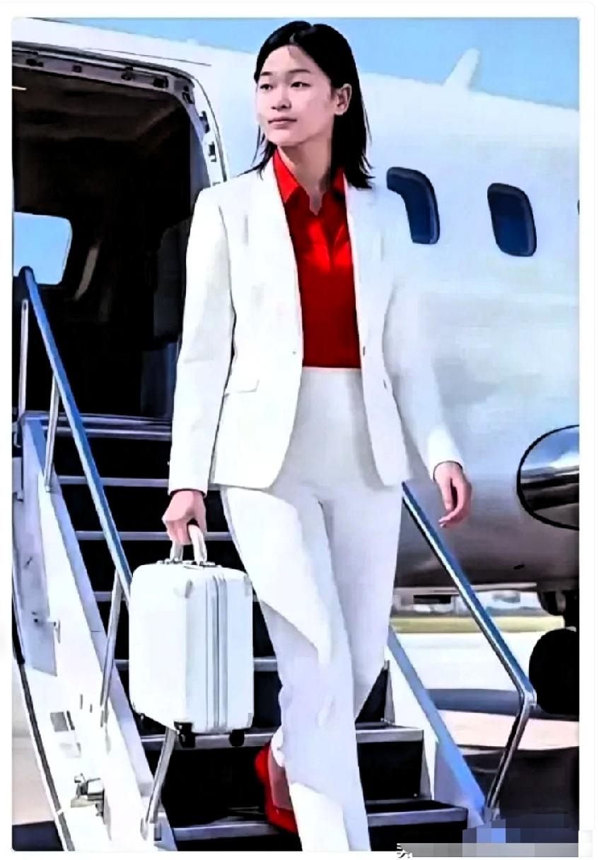 当她摘下泳帽，别上航徽——你没看错，这是全红婵。这次不是玩票，而是某航空