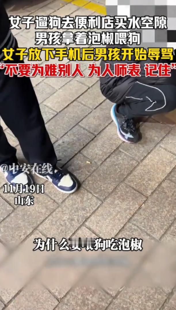 “太缺德了！”11月19日，山东潍坊，一女子遛狗时有些口渴，就将狗拴在便利店门口
