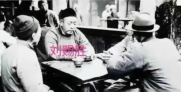1943年，大汉奸刘赐胜杀人如麻，游击队长召来两位高手，说：“十天内必须除掉他！