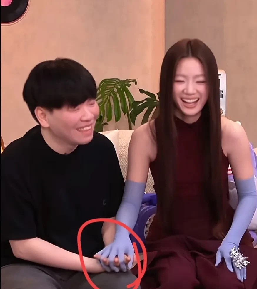 很自然啊！这个十指相扣…怎么说…这是在节目里，常石磊与单依纯二
