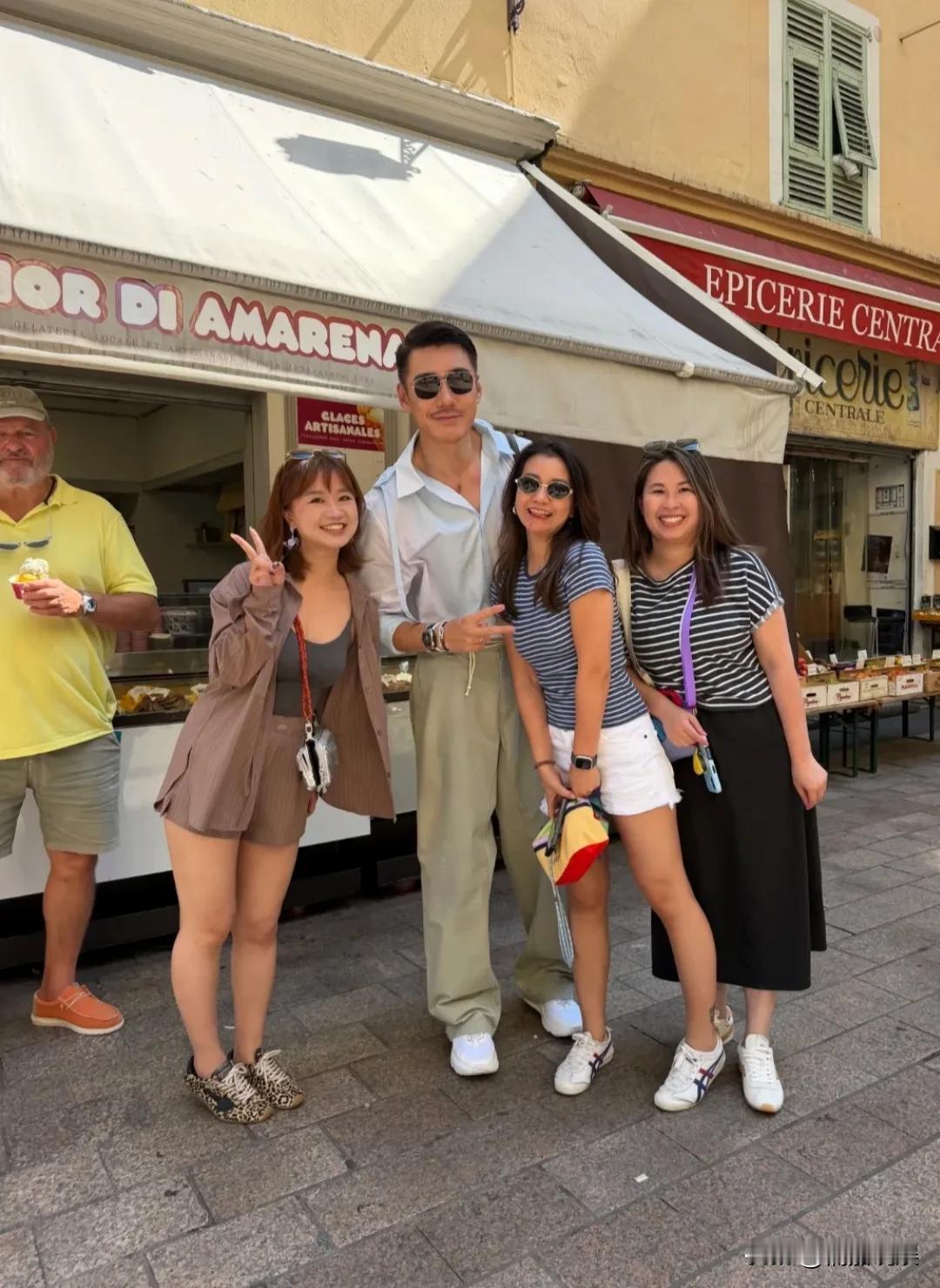 我发现胡兵的生图，真的比精修图年轻好看，他完全不适合滤镜、美颜。55岁的他，现