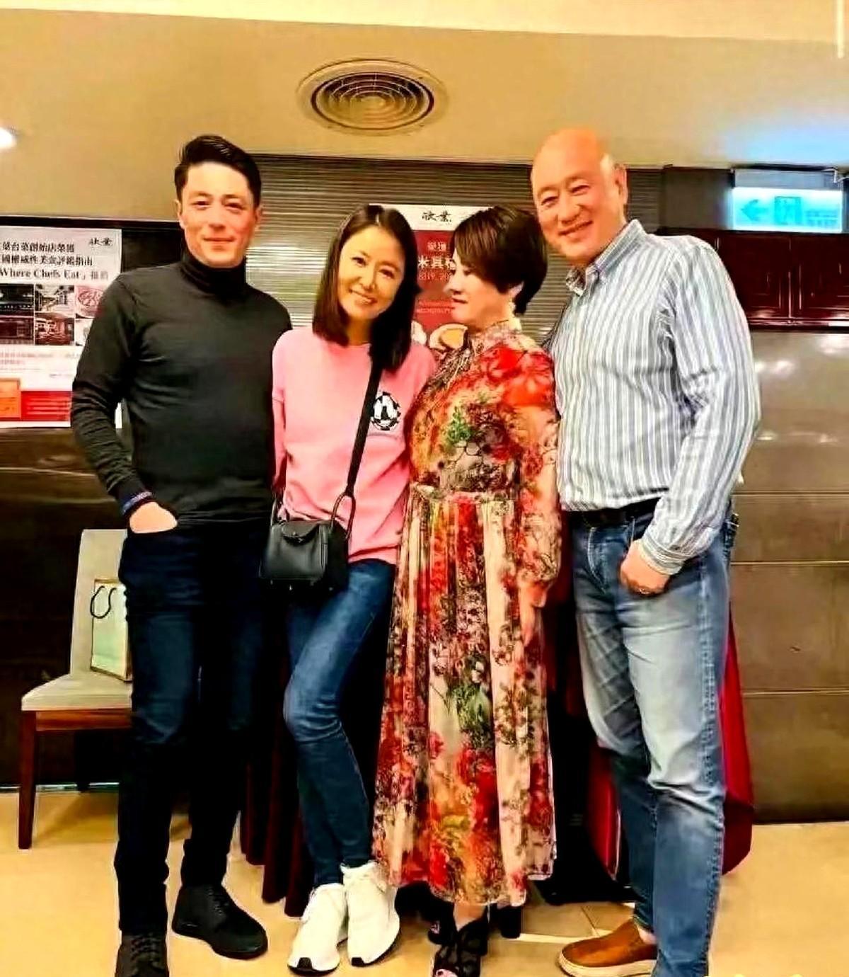 明星私下穿着变低调，反映出一种真实生活状态的渴望。霍建华穿紧身秋衣配牛仔裤，