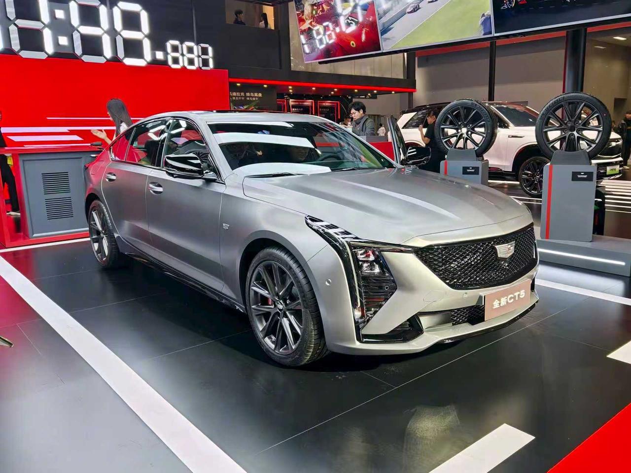 在2025广州国际车展上，凯迪拉克发布了CT5的全新颜色--飓风亚光灰，新车