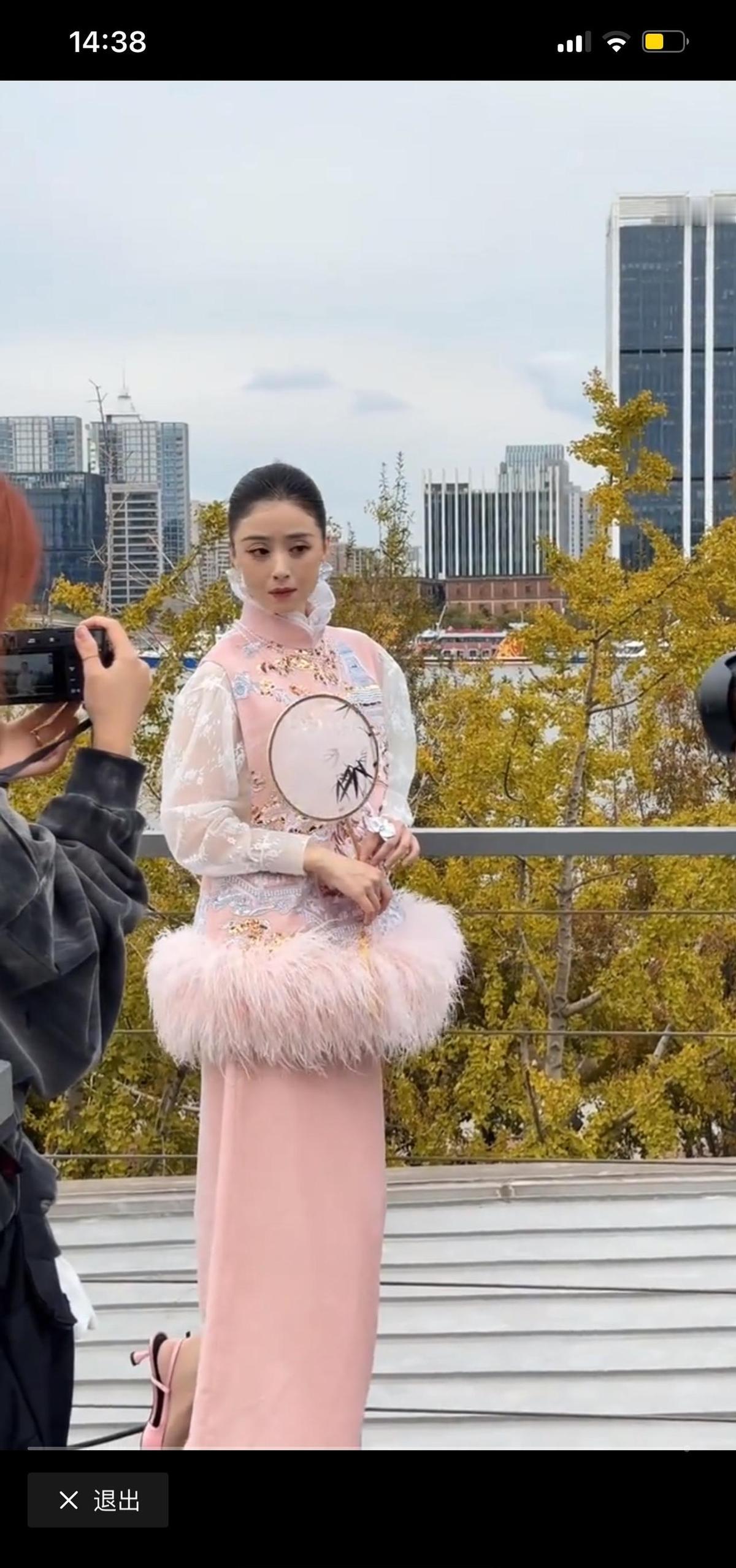 蒋欣酒后哭了，不是因为胖，是熬得太久。以前靠饿，现在靠练。瑜伽加力量，睡够七