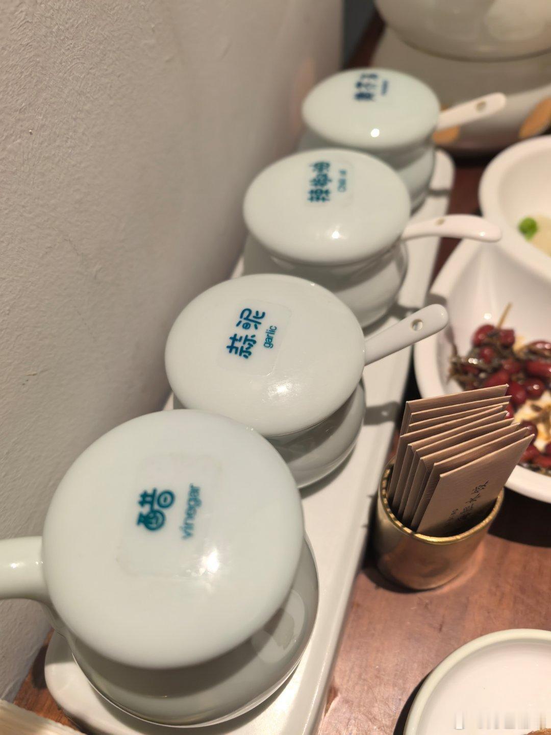 这家是醋！！！鱼籽虾仁饺子非常好吃[点赞]。还有蘸酱菜很清爽，奇妙虾球，脆炸杏