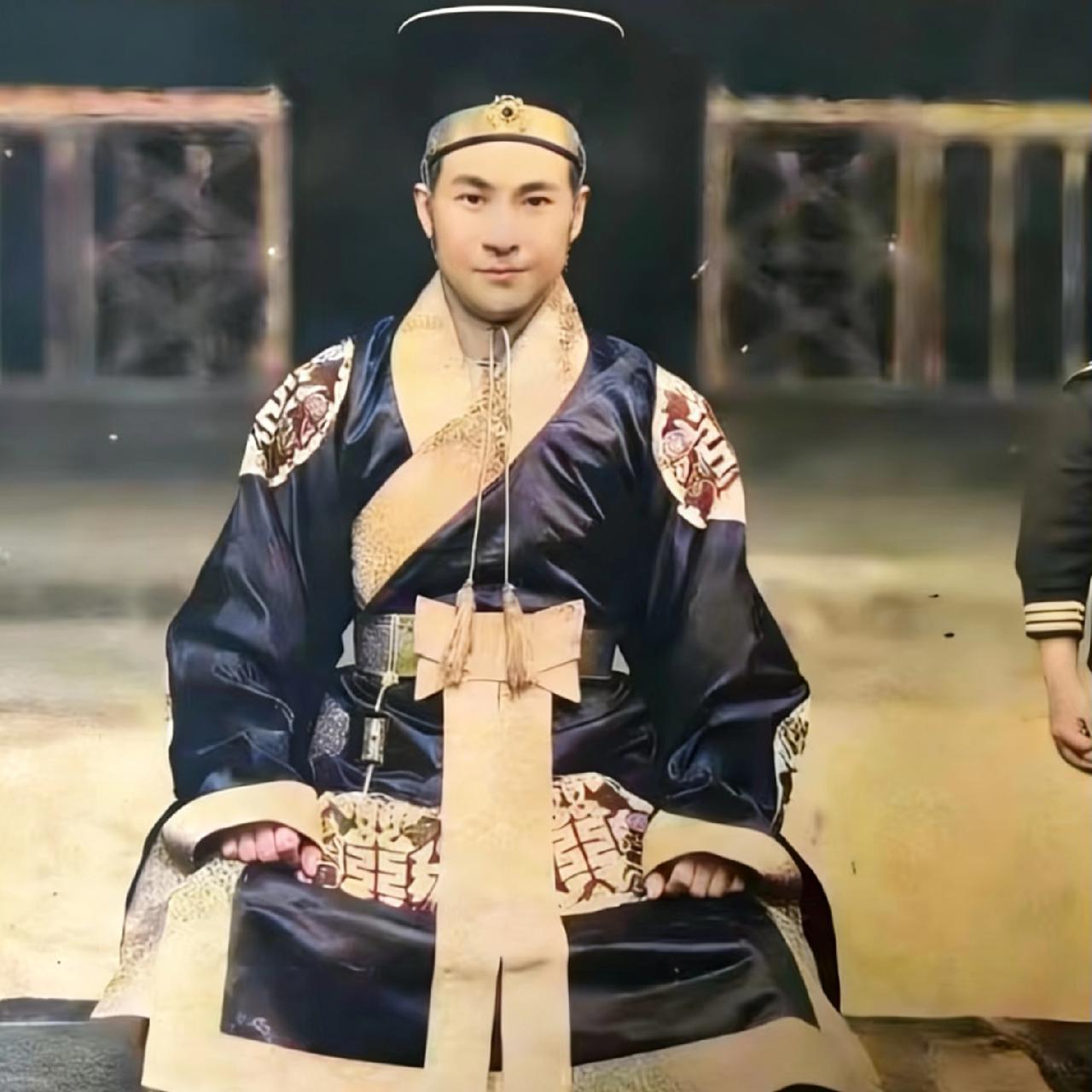 民国初年，邓瑶光身穿“洪宪”朝服，一张罕见的留影，镜头里的他盘腿而坐，一身制式规