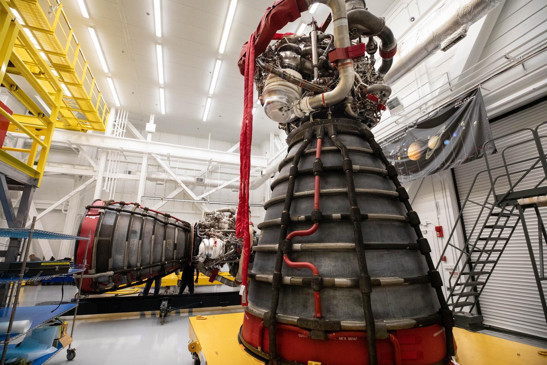 阿尔忒弥斯3号任务正一步步组装成型。近日，第二台用于任务的RS-25火箭发动机