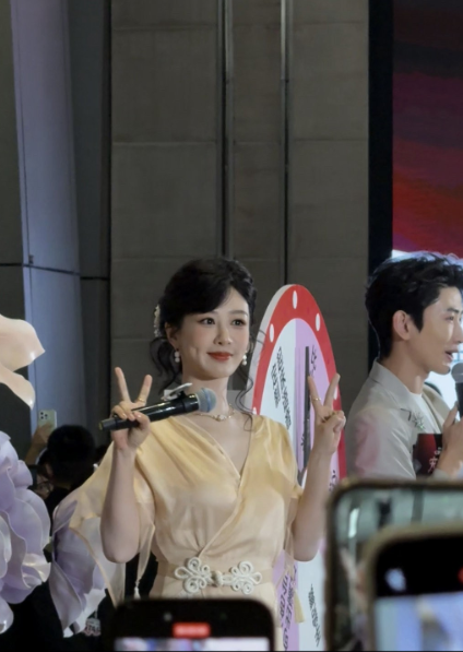 我现在最搞不懂的人就是杨紫线下出席活动粉丝都叫她“老公”她听了都笑哈哈的，但