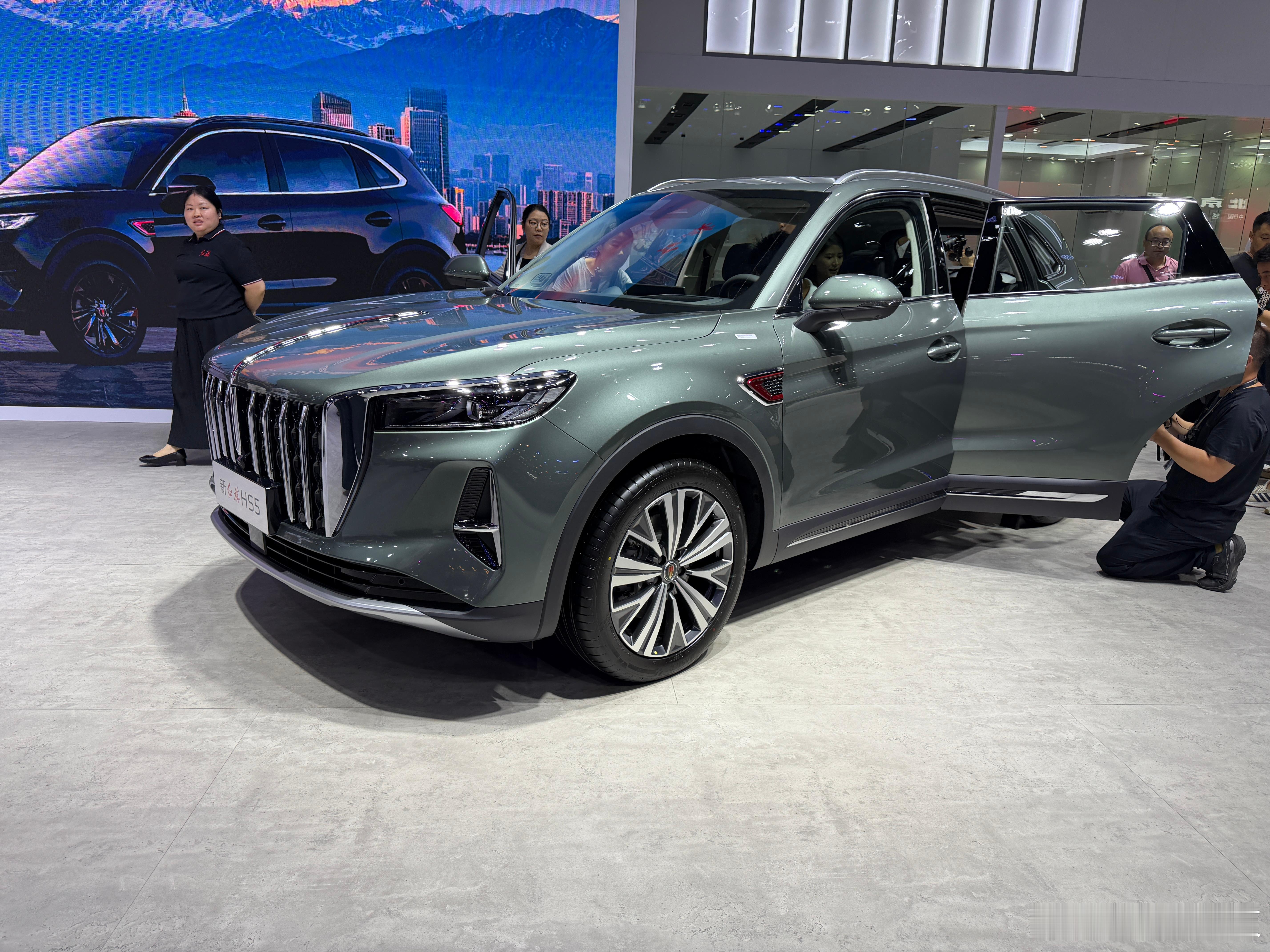 2026成都车展，红旗品牌旗下核心中型SUV——新红旗HS5迎来焕新上...